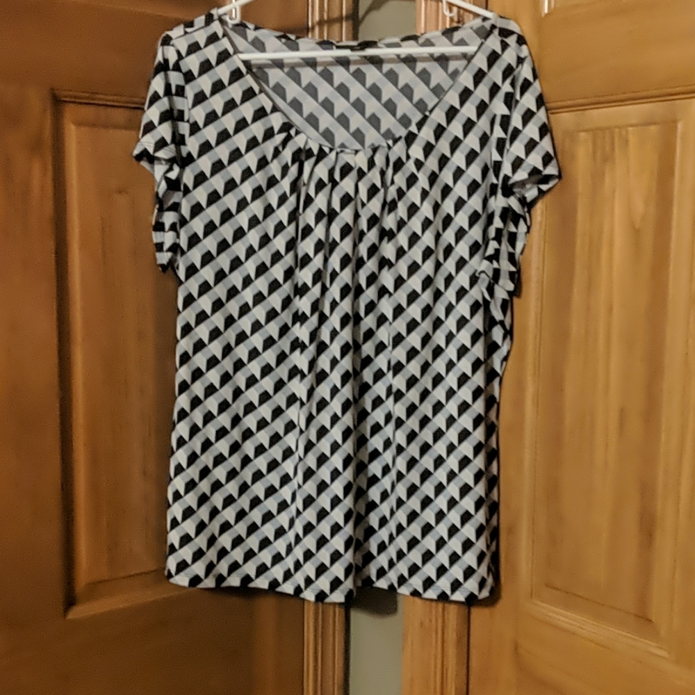 1x Worthington Short Sleeve Blouse like new